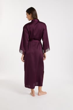 Szlafrok satynowy z detalami koronkowymi;${refinementColor}