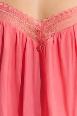 Caraco avec d&eacute;tails en dentelle;${refinementColor}