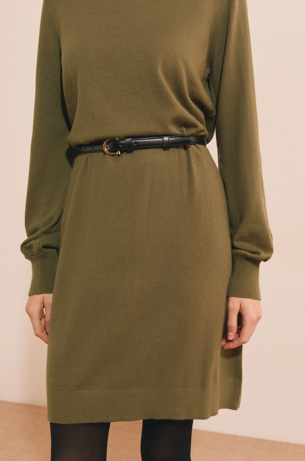 Robe courte manches longues;${refinementColor}