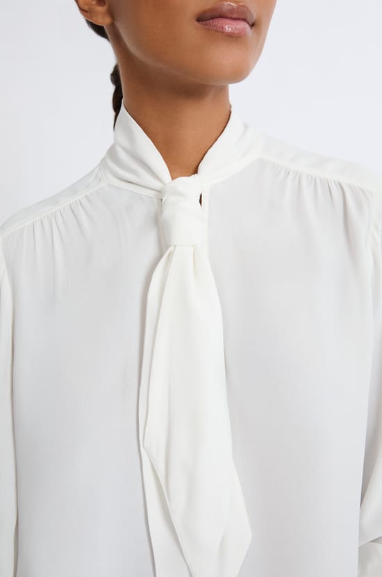 Chemise avec col cravate;${refinementColor}