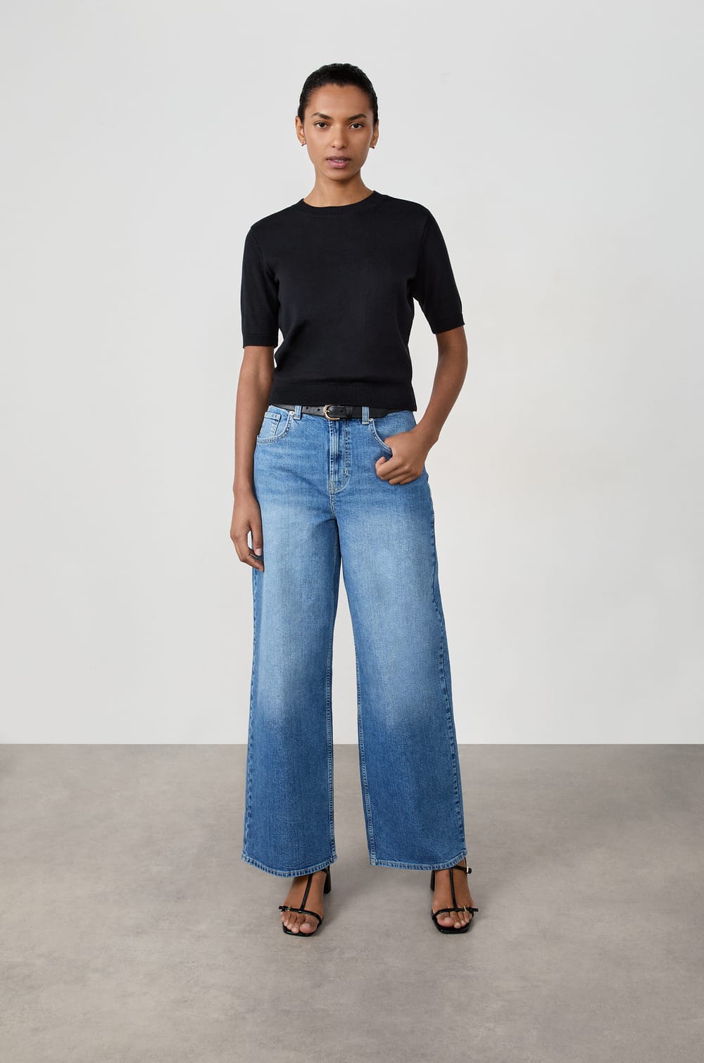 Short-sleeved T-shirt with round neck;${refinementColor}