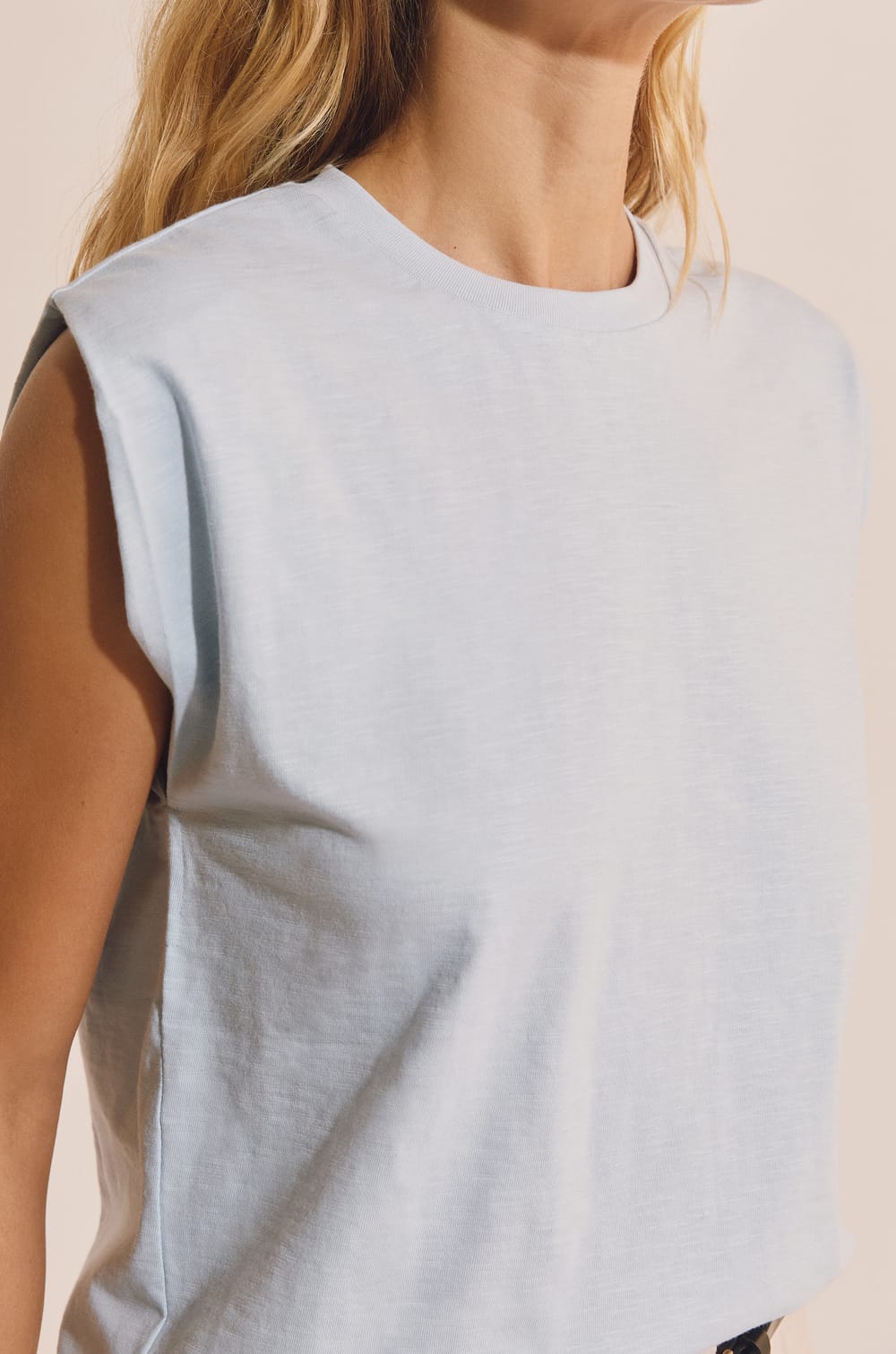 T-shirt sans manches en coton;${refinementColor}