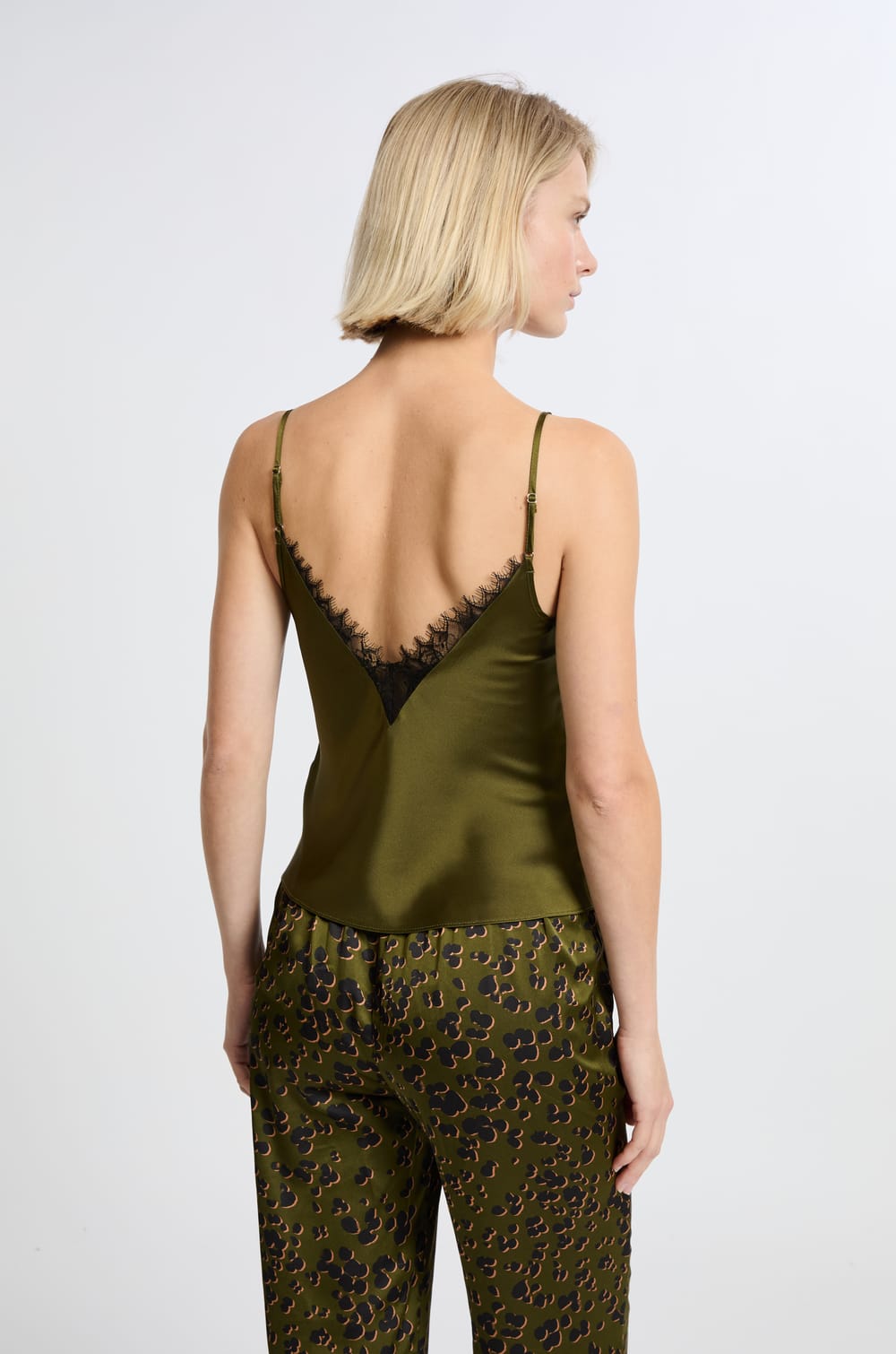 Caraco satiné avec dentelle;${refinementColor}