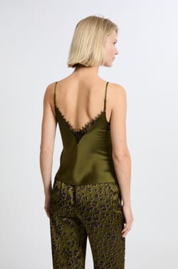 Caraco satiné avec dentelle;${refinementColor}