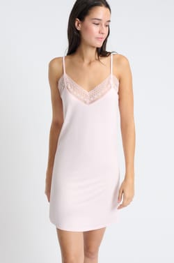 Nuisette décolleté dentelle;${refinementColor}