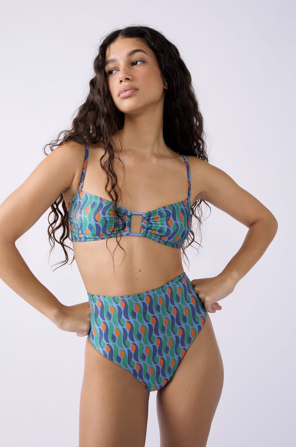 Braguita de bikini de cintura alta brillante;${refinementColor}