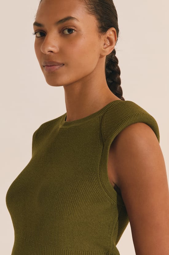 Pull sans manches en maille fine;${refinementColor}