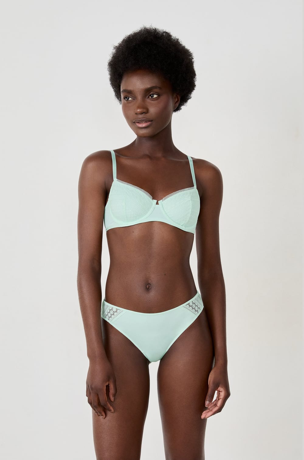 Sujetador clásico de encaje;${refinementColor}