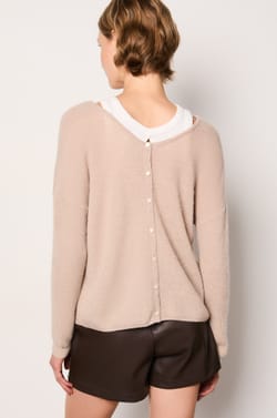 Strickjacke mit Knöpfen am Rücken;${refinementColor}