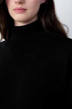 Suéter de cuello alto;${refinementColor}