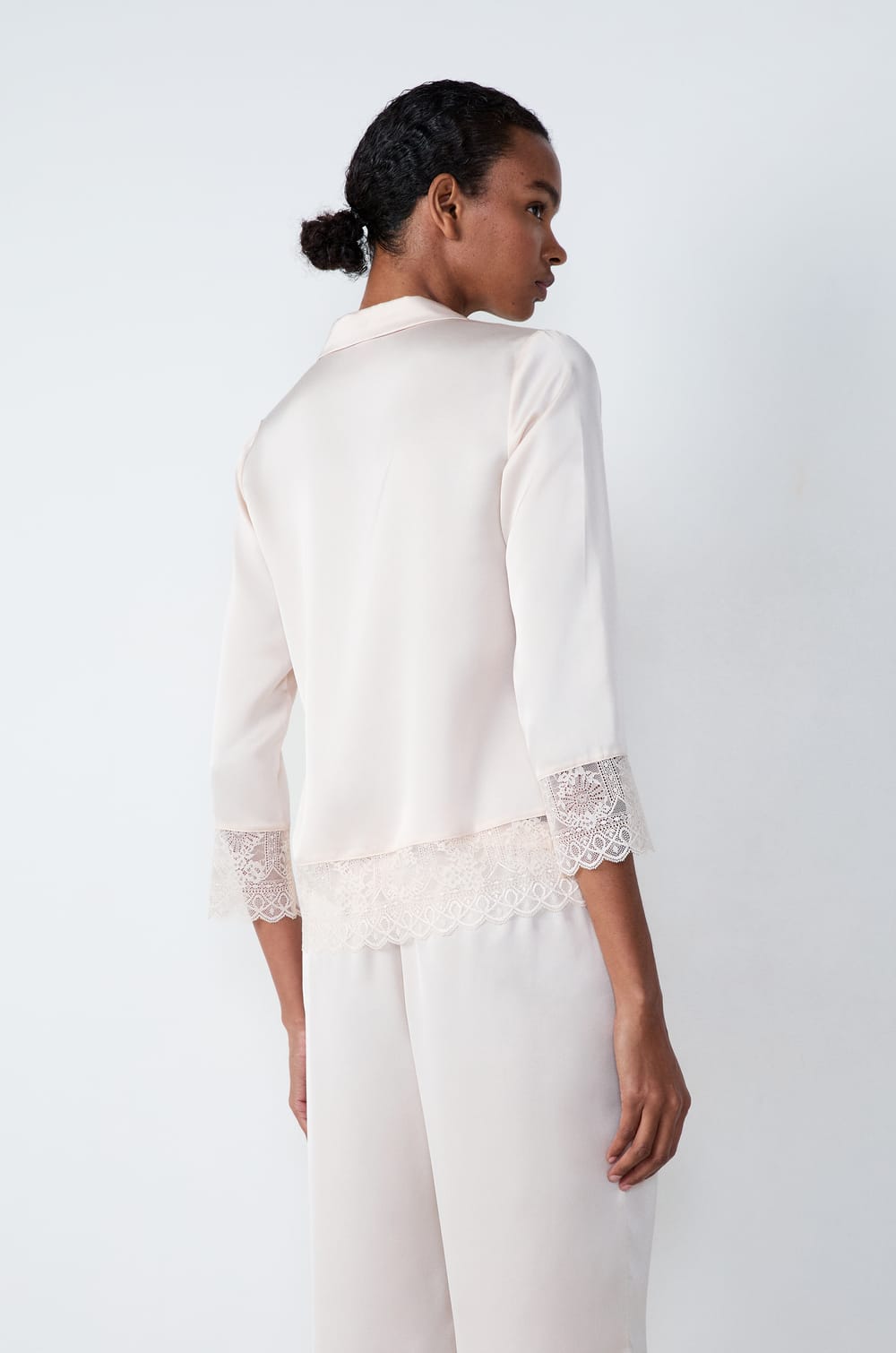 Chemise de pyjama satinée détails dentelle;${refinementColor}