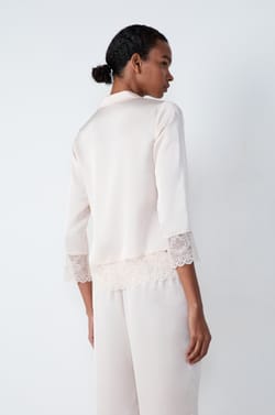 Chemise de pyjama satinée détails dentelle;${refinementColor}