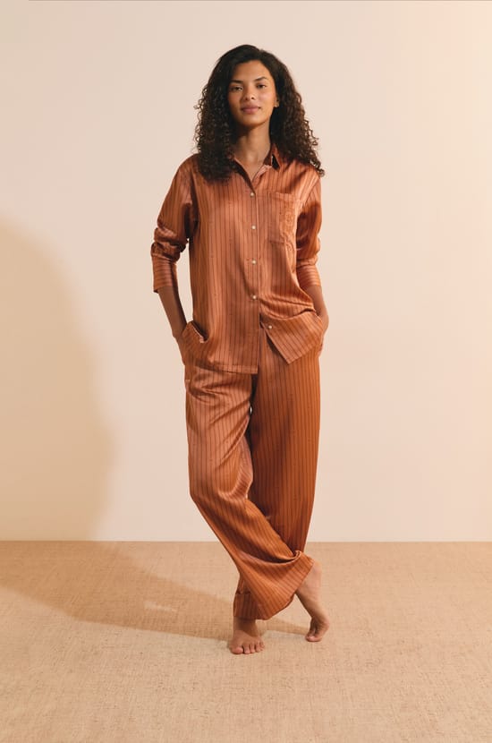 Chemise de pyjama &agrave; rayures satin&eacute;e;${refinementColor}