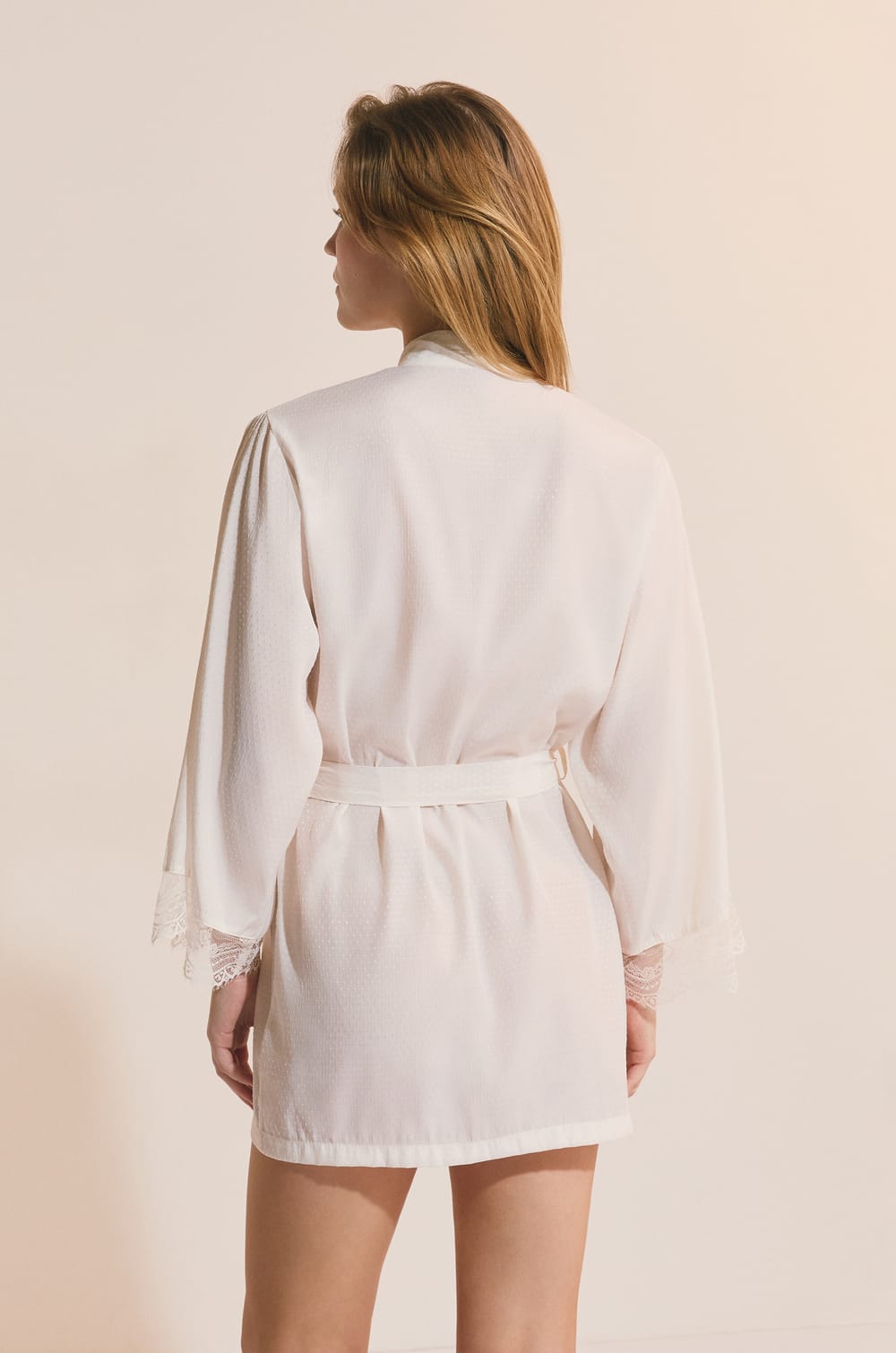 D&eacute;shabill&eacute; avec d&eacute;tails en dentelle;${refinementColor}