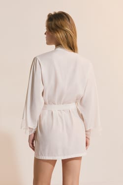 D&eacute;shabill&eacute; avec d&eacute;tails en dentelle;${refinementColor}