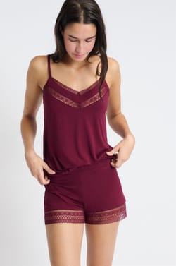 Top con tirantes finos de encaje;${refinementColor}