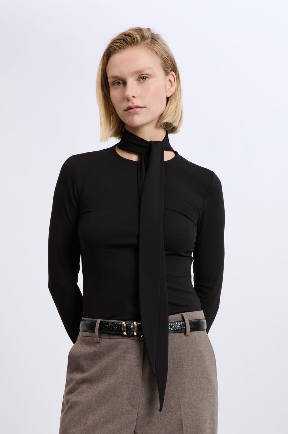 T-shirt manches longues à col à nouer avec coton;${refinementColor}