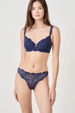 Tanga en dentelle iris&eacute;e;${refinementColor}