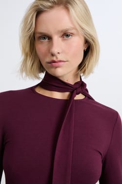 Camiseta de manga larga con cuello con lazada de algod&oacute;n;${refinementColor}