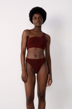 Brassi&egrave;re asym&eacute;trique haut de maillot en mati&egrave;re extensible;${refinementColor}