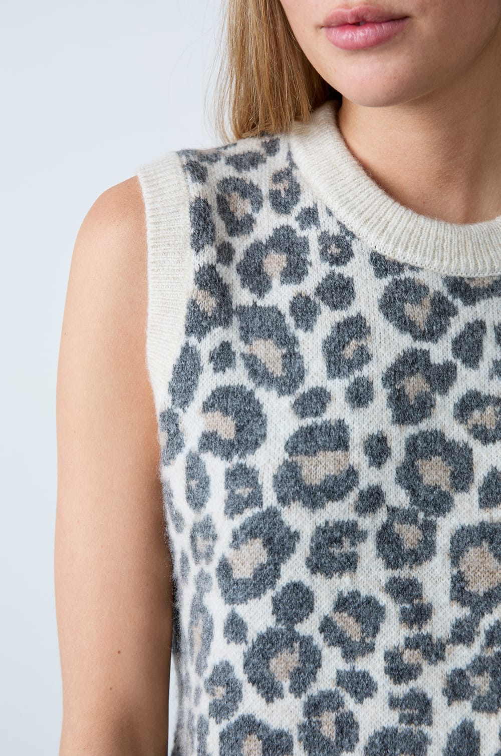 Sleeveless leopard print sweater;${refinementColor}