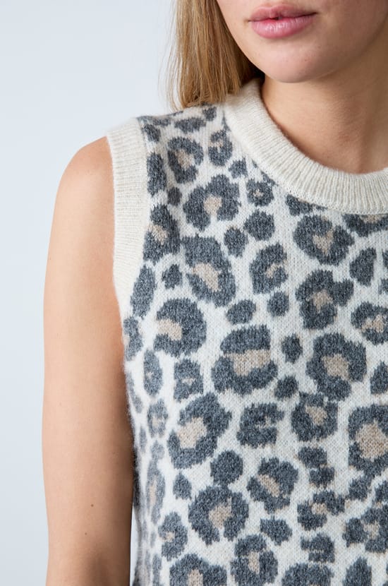 Sleeveless leopard print sweater;${refinementColor}