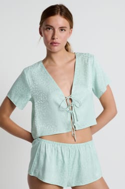 Top satinado de manga corta estampada con lazos;${refinementColor}