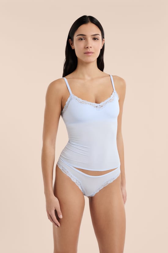 Tanga en microfibre et dentelle;${refinementColor}