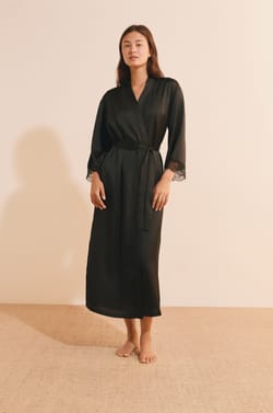 Deshabill&eacute; satin&eacute; d&eacute;tails en dentelle;${refinementColor}