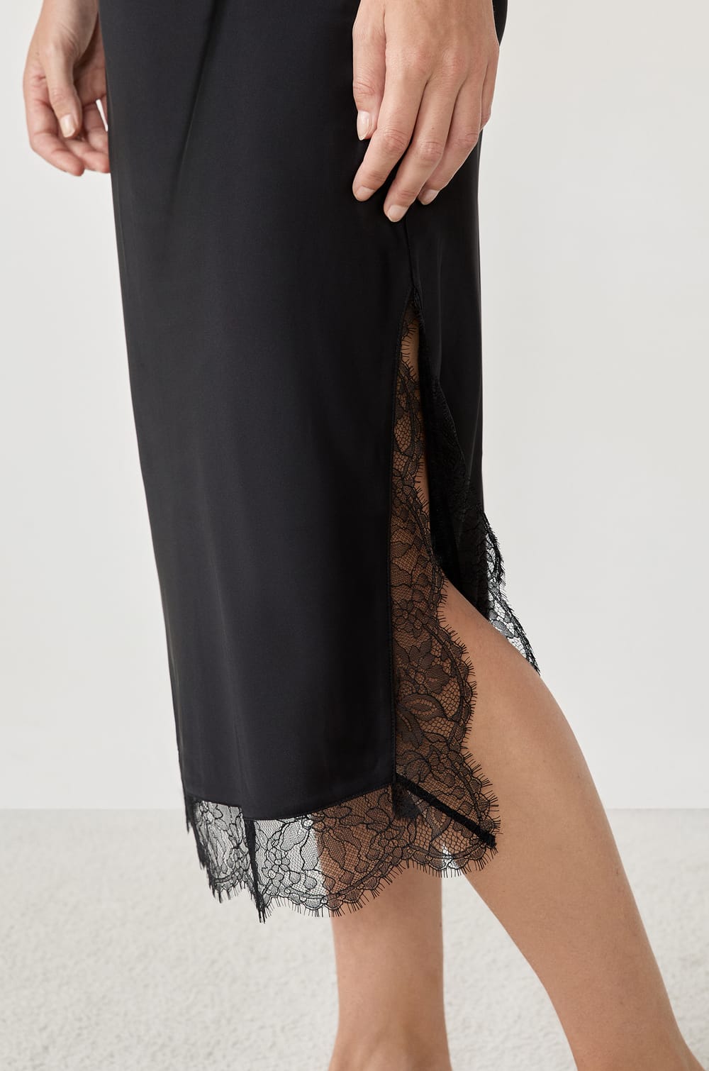 Nuisette satinée avec détails dentelle;${refinementColor}