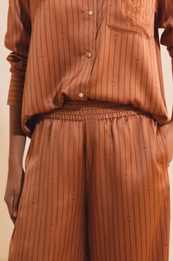 Pantalon satin&eacute; &agrave; rayures;${refinementColor}