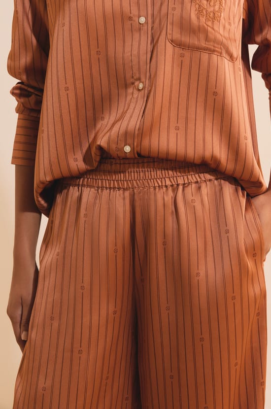 Pantalon satin&eacute; &agrave; rayures;${refinementColor}