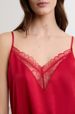 Combi-short en satin &agrave; dos nu et d&eacute;tails en dentelle;${refinementColor}