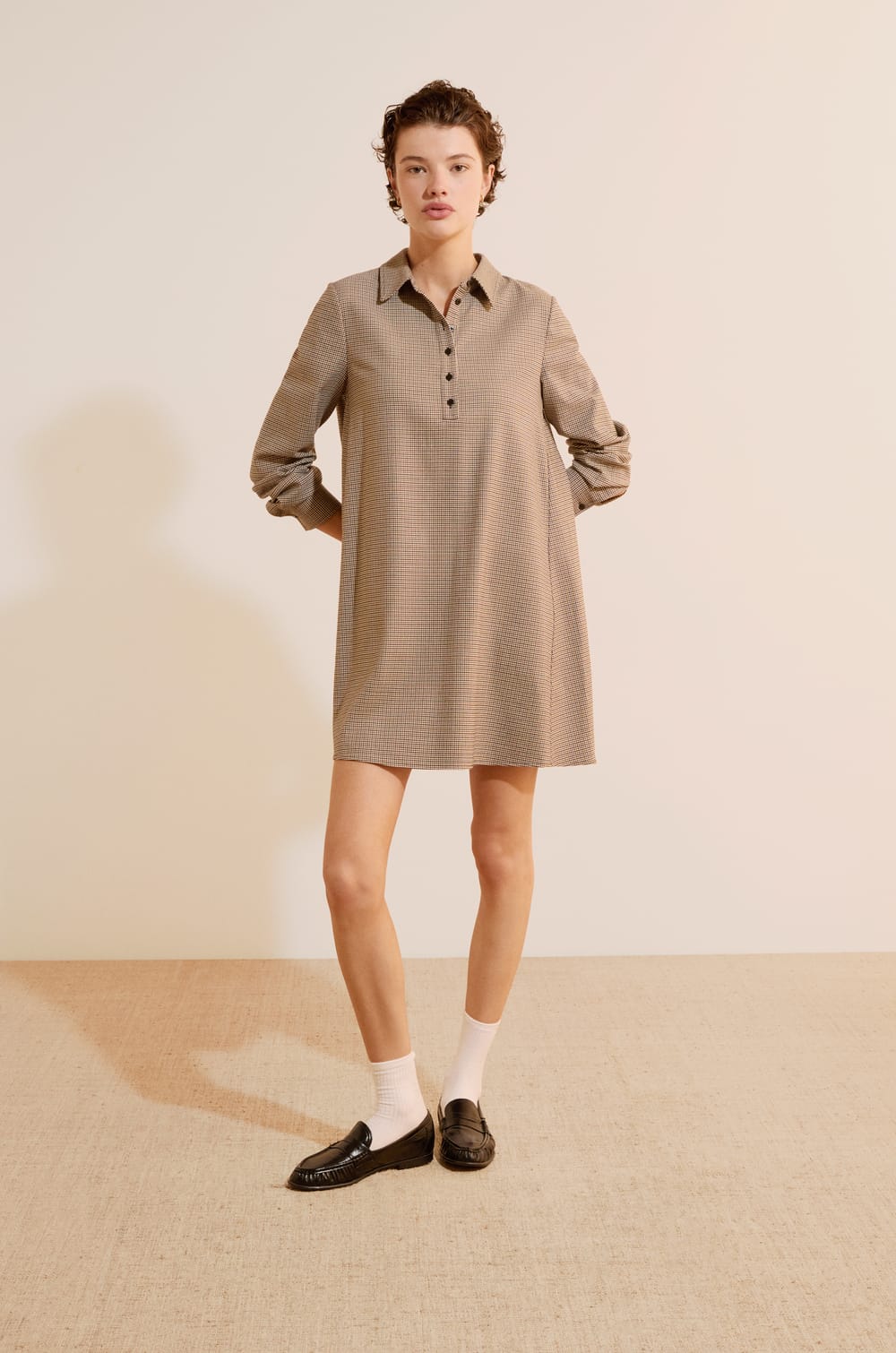 Robe courte &agrave; manches longues avec col polo;${refinementColor}