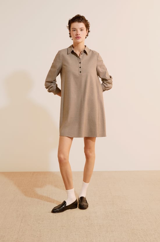 Robe courte &agrave; manches longues avec col polo;${refinementColor}