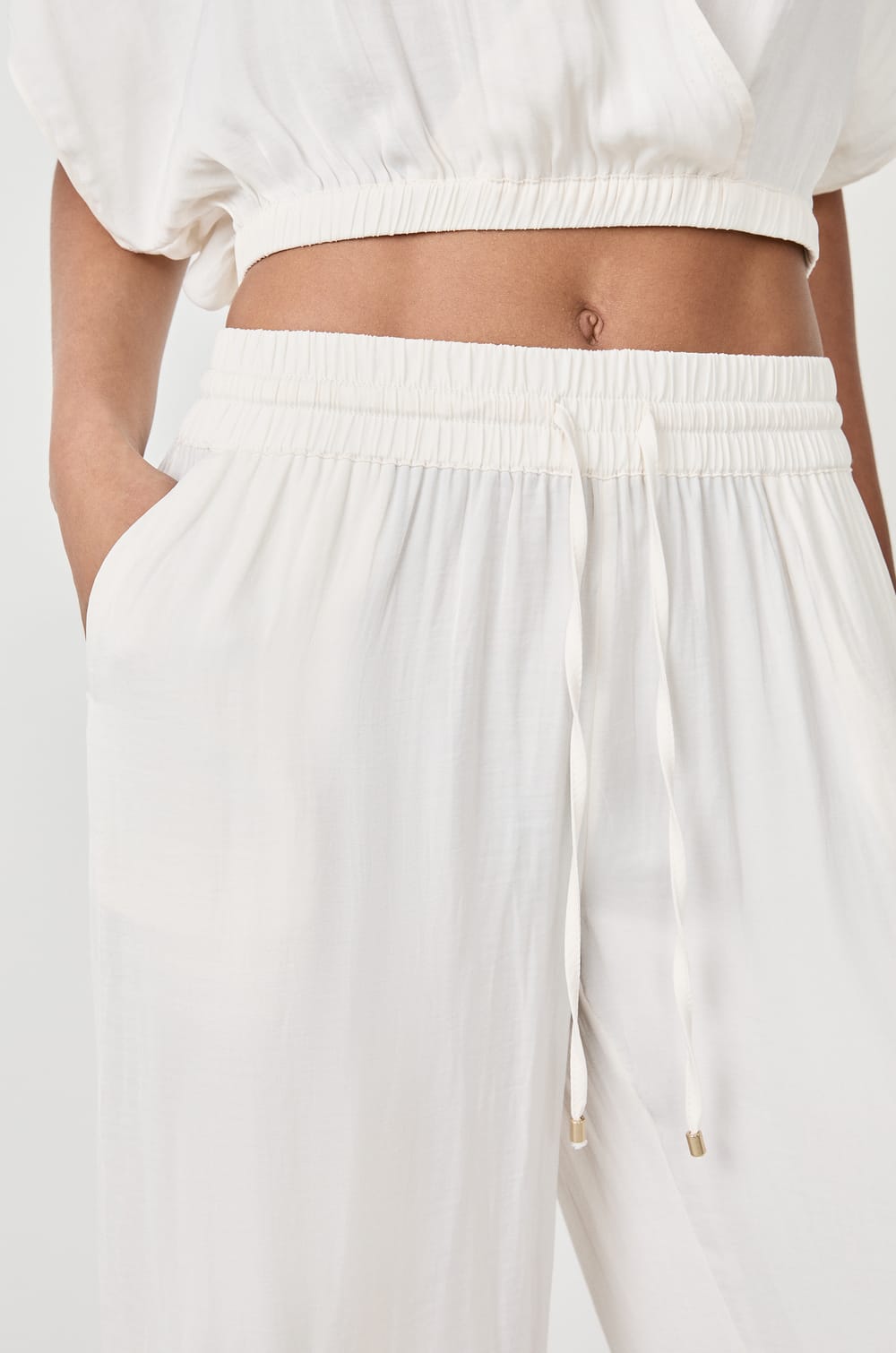 Pantal&oacute;n satinado de corte ancho;${refinementColor}