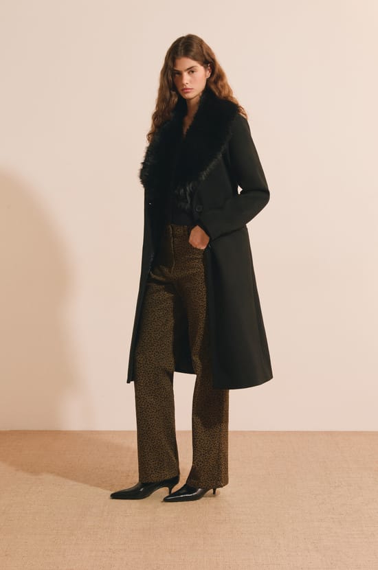Manteau long avec col en fausse fourrure;${refinementColor}