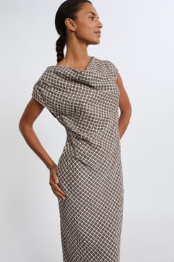 Robe longue à carreaux;${refinementColor}