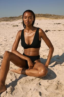 Triangle bikini top in stretch material;${refinementColor}