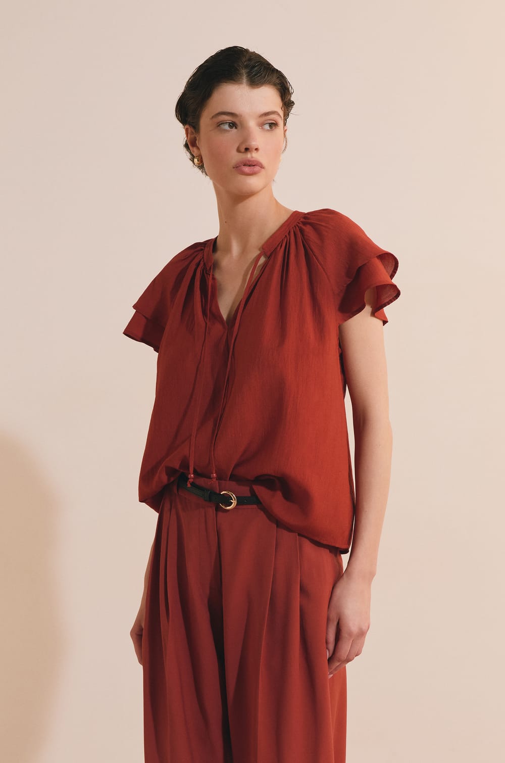Top manches courtes bouffantes &agrave; nouer;${refinementColor}