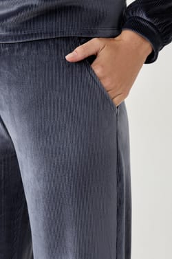 Pantalón de pijama con efecto terciopelo;${refinementColor}