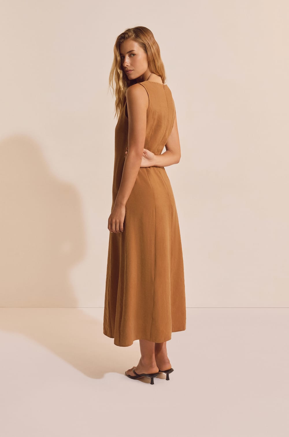 Robe longue sans manches;${refinementColor}