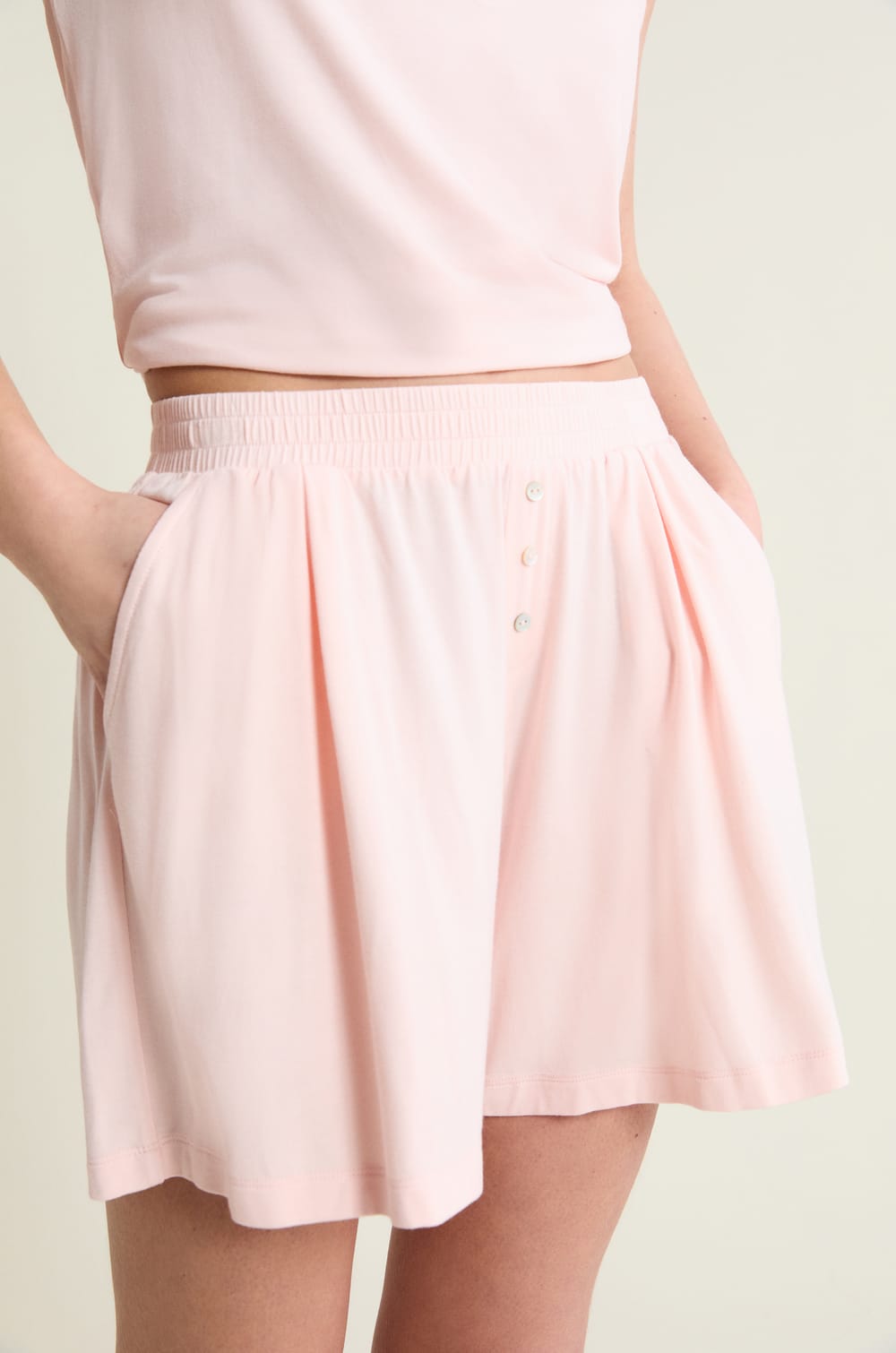 Pantal&oacute;n corto de pijama liso de modal;${refinementColor}