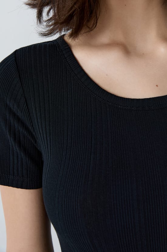 Long-sleeved ribbed cotton T-shirt;${refinementColor}