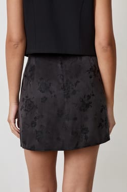Falda corta fluida con estampado floral;${refinementColor}
