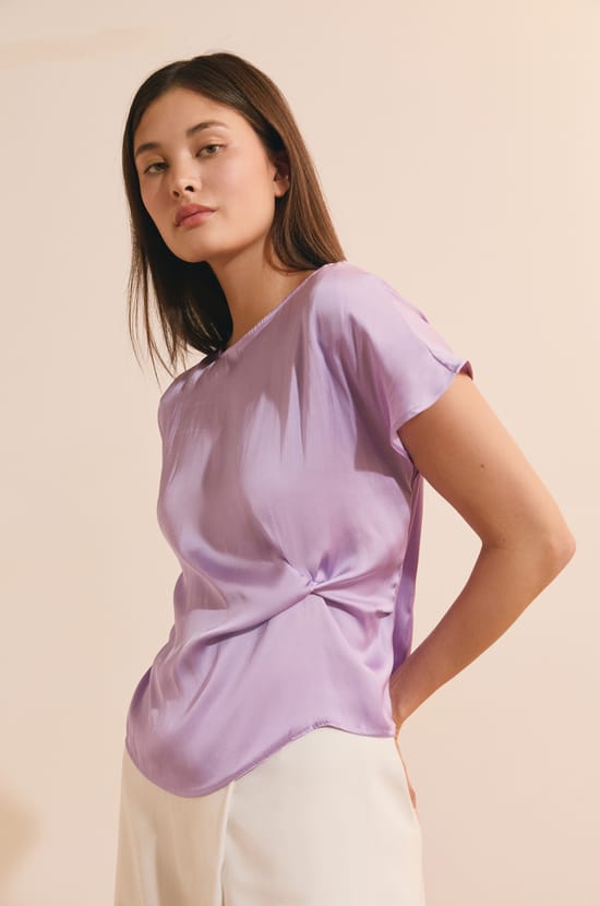 T-shirt drap&eacute; avec n&oelig;ud satin&eacute;;${refinementColor}