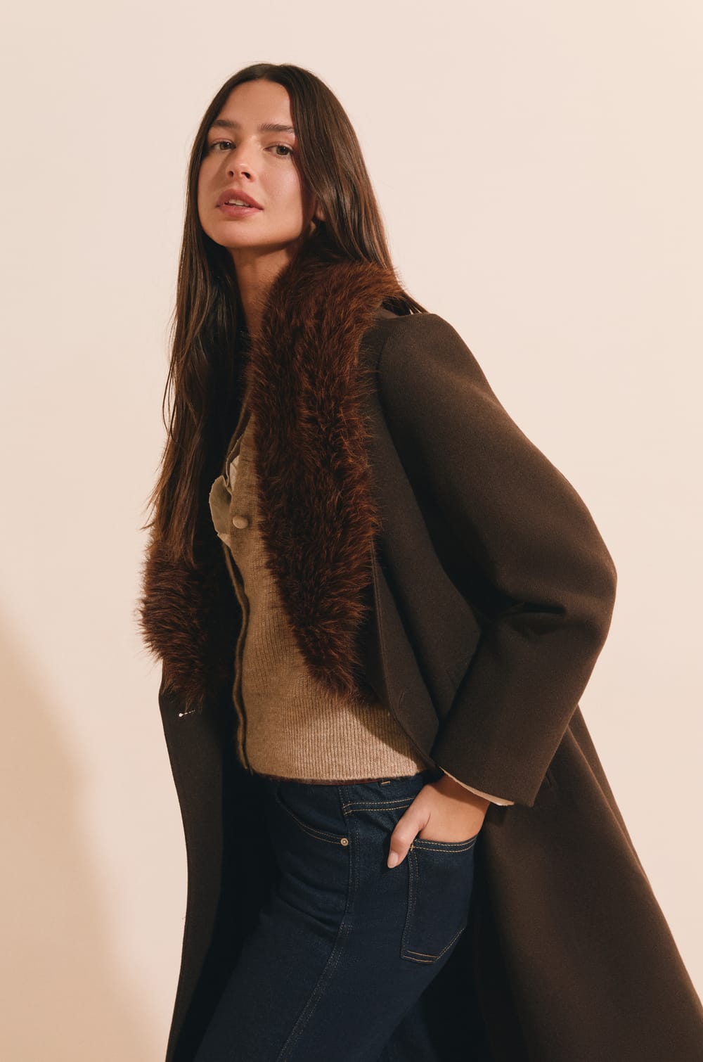 Manteau long avec col en fausse fourrure;${refinementColor}