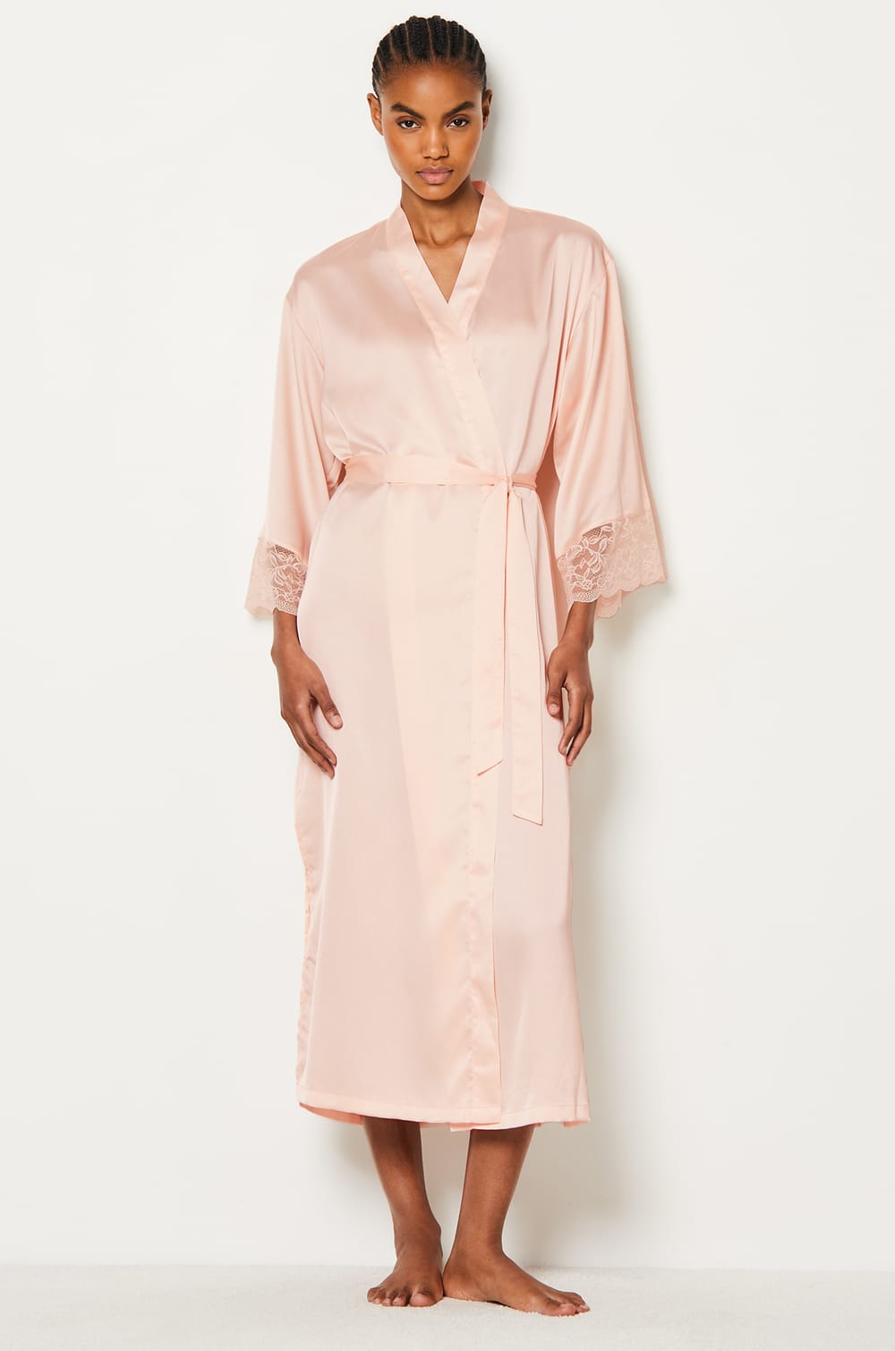 Удлиненный атласный халат с отделкой из кружева;${refinementColor}