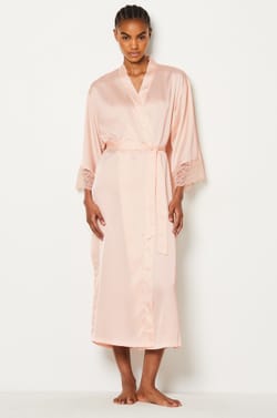 Удлиненный атласный халат с отделкой из кружева;${refinementColor}