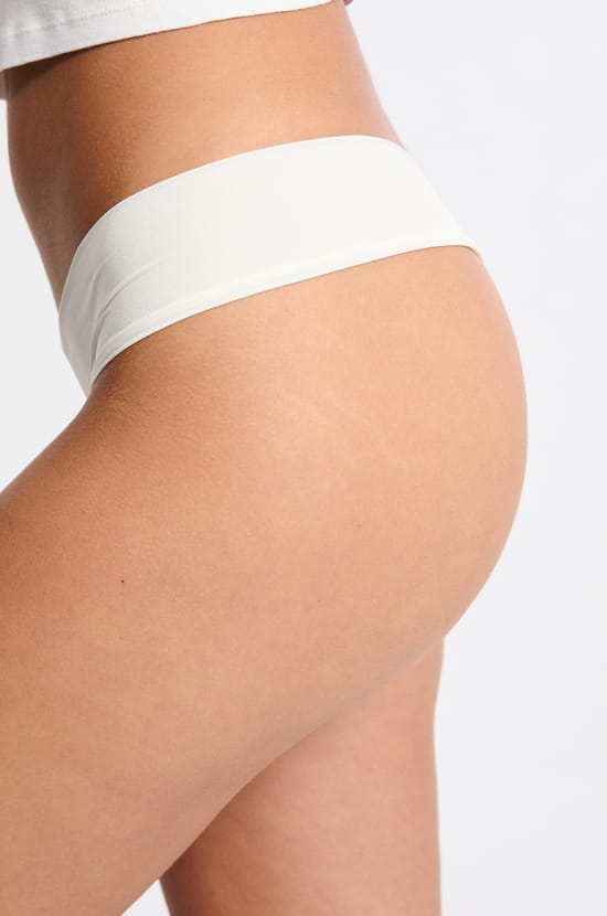 Tanga en microfibre;${refinementColor}